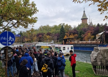 Sute de elevi au descoperit Timișoara, cu vaporetto, la „Școala Altfel”