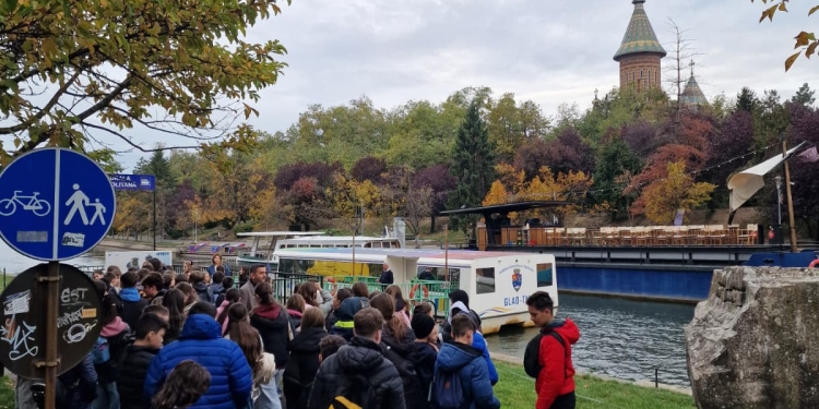 Sute de elevi au descoperit Timișoara, cu vaporetto, la „Școala Altfel”