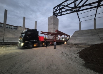 Se montează Peluza Vest a stadionului din Calea Buziașului