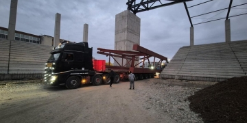 Se montează Peluza Vest a stadionului din Calea Buziașului