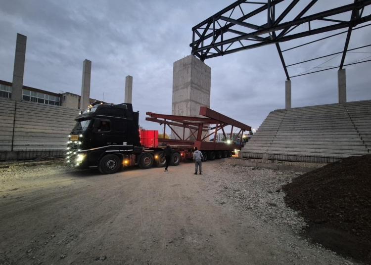 Se montează Peluza Vest a stadionului din Calea Buziașului