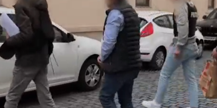 Percheziții într-un dosar de corupție în Timiș! Secretarul general al unei primării, reținut pentru că a primit șpagă