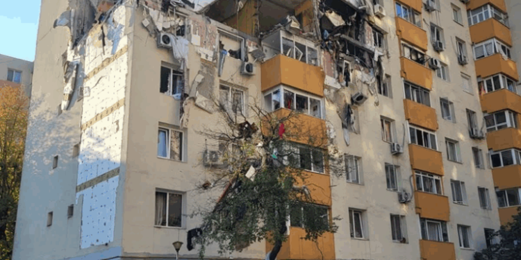 Explozie într-un bloc din București. Bilanț provizoriu: 2 persoane decedate și 13 răniți