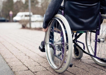 Bătrână în scaun cu rotile, tâlhărită de un tânăr de 20 ani, la Timișoara