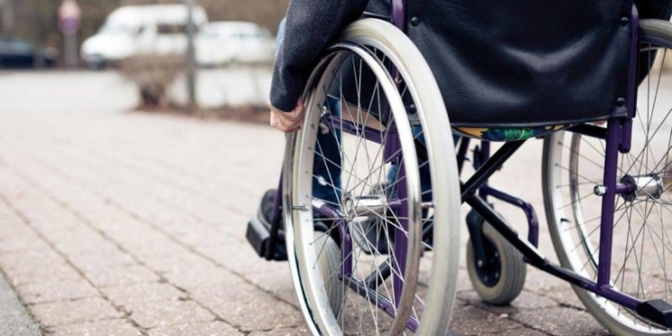 Bătrână în scaun cu rotile, tâlhărită de un tânăr de 20 ani, la Timișoara