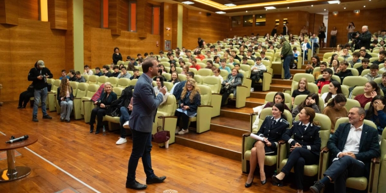 Lecție pentru sute de tineri din Timișoara, despre cum să râmână în siguranță în online