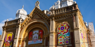 O intervenție artistică temporară readuce Sinagoga din Fabric în atenția timișorenilor FOTO