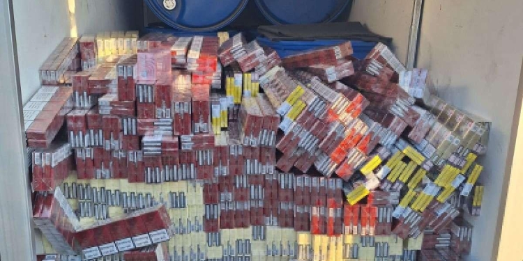 Mii de pachete de țigări contrafăcute, găsite la granița de vest a țării