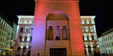 Clădirea Operei din Timișoara, iluminată în portocaliu de Ziua pentru Eliminarea Violenței împotriva Femeilor