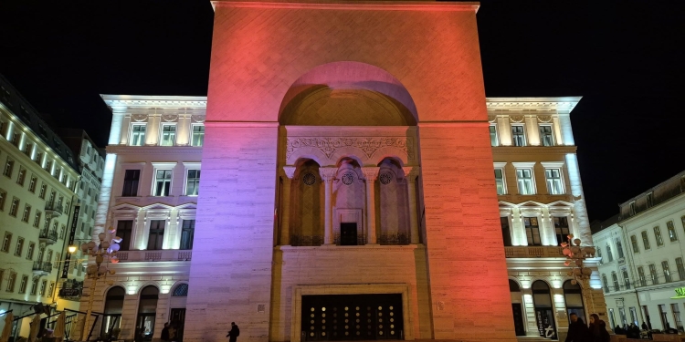 Clădirea Operei din Timișoara, iluminată în portocaliu de Ziua pentru Eliminarea Violenței împotriva Femeilor