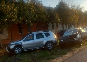 Șofer rănit, după ce a intrat într-o mașină parcată la Sânnicolau Mare