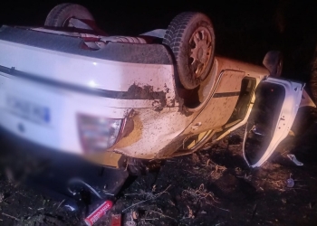 Mașină răsturnată într-o curbă, în Timiș! Trei persoane au ajuns la spital