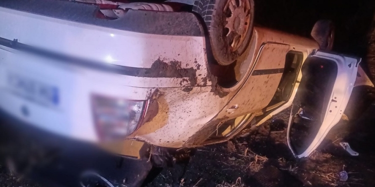 Mașină răsturnată într-o curbă, în Timiș! Trei persoane au ajuns la spital