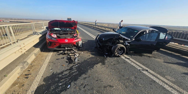 Accident pe DN6: un autoturism a lovit frontal o ambulanță aflată în misiune
