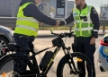 Cadou de la polițiști pentru bicicliști. Nu vreo amendă ci veste reflectorizante