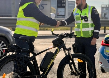 Cadou de la polițiști pentru bicicliști. Nu vreo amendă ci veste reflectorizante