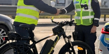 Cadou de la polițiști pentru bicicliști. Nu vreo amendă ci veste reflectorizante