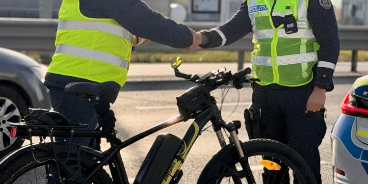 Cadou de la polițiști pentru bicicliști. Nu vreo amendă ci veste reflectorizante
