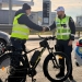 Cadou de la polițiști pentru bicicliști. Nu vreo amendă ci veste reflectorizante