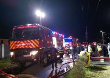 În prag de iarnă, două familii din Remetea Mare au rămas fără case. Comunitatea adună fonduri