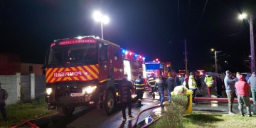 În prag de iarnă, două familii din Remetea Mare au rămas fără case. Comunitatea adună fonduri