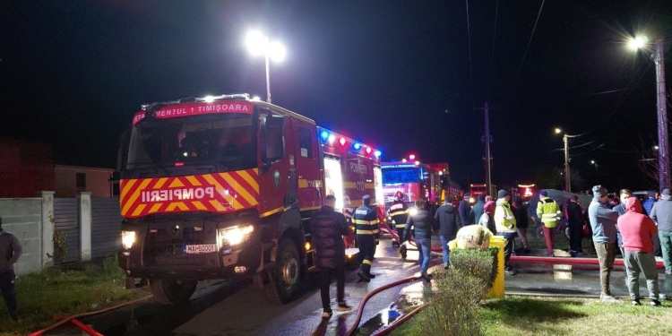 În prag de iarnă, două familii din Remetea Mare au rămas fără case. Comunitatea adună fonduri