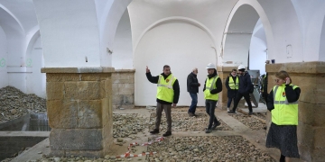 Descoperire arheologică importantă la Castelul Huniade: bucăți de zid din timpul lui Iancu de Hunedoara