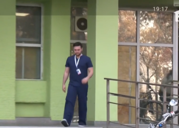 Imagini scandaloase! Angajați ai Spitalului Județean Timișoara au ieșit în echipament medical pe stradă