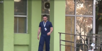 Imagini scandaloase! Angajați ai Spitalului Județean Timișoara au ieșit în echipament medical pe stradă