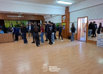 Liceenii din Timișoara exersează votul! Deocamdată pentru proiectele care vor transforma școlile lor