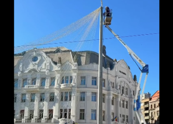 Târgul de Crăciun din Timișoara: a început instalarea perdelei de lumini în Piața Operei
