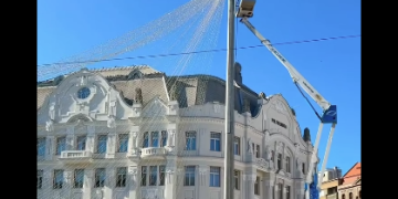 Târgul de Crăciun din Timișoara: A început instalarea perdelei de lumini în Piața Operei