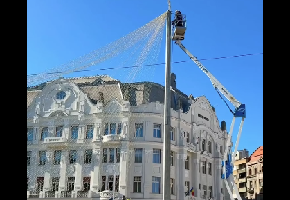 Târgul de Crăciun din Timișoara: a început instalarea perdelei de lumini în Piața Operei
