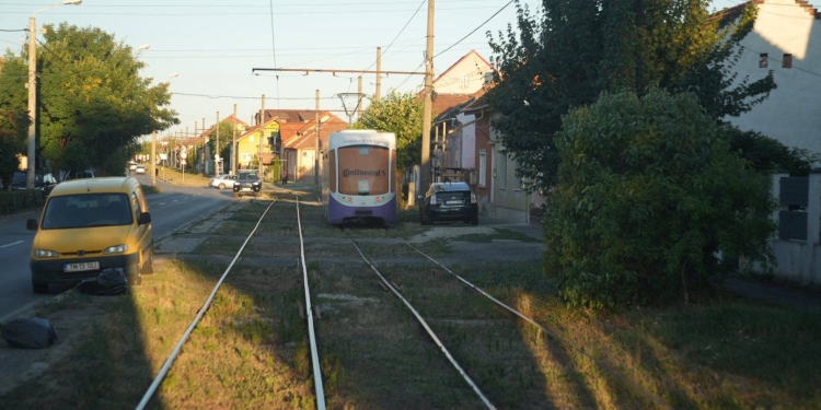 Mașină lovită de un tramvai, la Timișoara! Șoferul a ajuns la spital