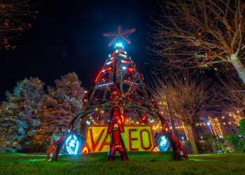 Șase brazi de Crăciun realizați exclusiv din materiale reciclate, la Iulius Town Timișoara FOTO