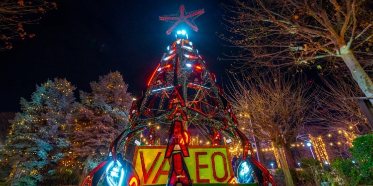 Șase brazi de Crăciun realizați exclusiv din materiale reciclate, la Iulius Town Timișoara FOTO