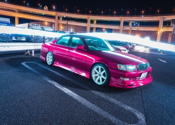 Pasionat de drifturi, un lugojean a fost lăsat pieton de polițiști. A intrat cu mașina în vitrina unui magazin