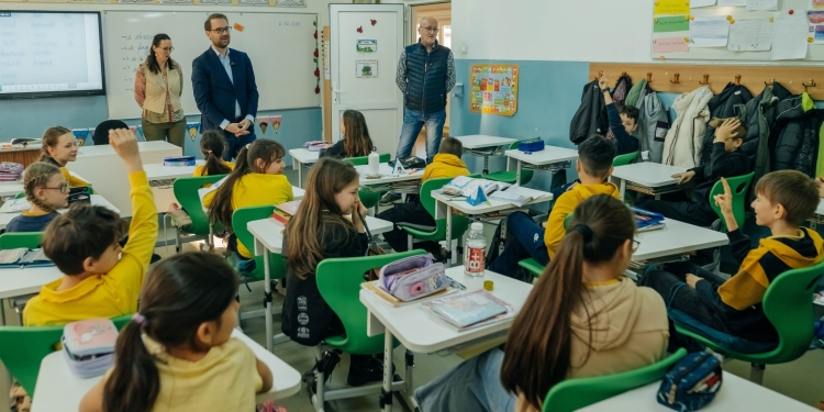 Dominic Fritz: Niciun elev din Timișoara nu mai învață pe bănci vechi