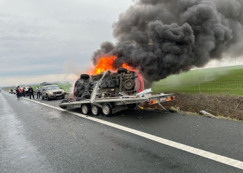 Ambulanță răsturnată de pe o platformă, în flăcări pe autostrada A1