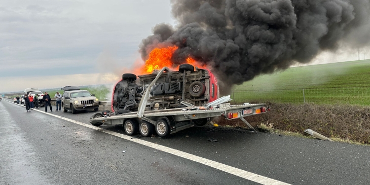 Ambulanță răsturnată de pe o platformă, în flăcări pe autostrada A1