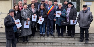 Primăria Sânmihaiu Român a premiat seniorii care au aniversat 50 de ani de căsnicie