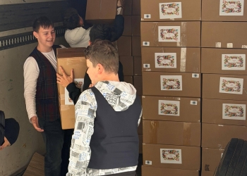 De la copii pentru copii. Sute de pachete de cadouri, trimise de la Școala 30 Timișoara spre o școală din Vaslui