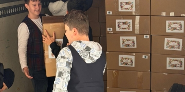 De la copii pentru copii. Sute de pachete de cadouri, trimise la Școala 30 Timișoara spre o școală din Vaslui