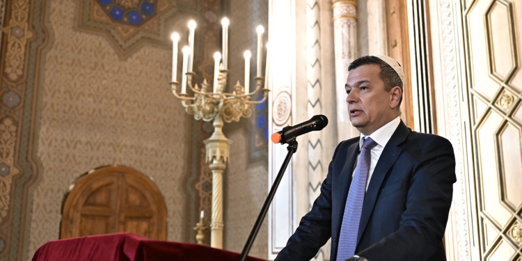 Sorin Grindeanu, prezent la redeschiderea Sinagogii din Cetate, de sărbătoarea Hanuka FOTO