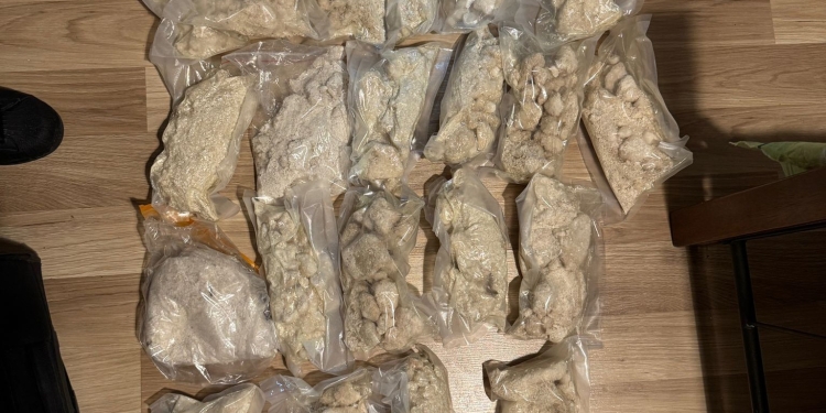 Peste 11 kg de droguri găsite în casa unui timișean