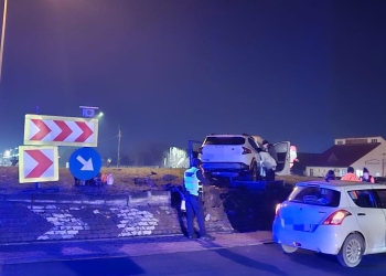 O mașină s-a urcat pe sensul giratoriu de la Remetea Mare! O femeie a ajuns la spital