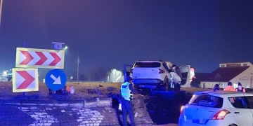 O mașină s-a urcat pe sensul giratoriu de la Remetea Mare! O femeie a ajuns la spital