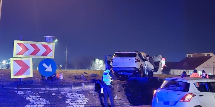O mașină s-a urcat pe sensul giratoriu de la Remetea Mare! O femeie a ajuns la spital
