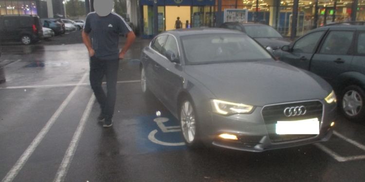 Șoferii cu „dizabilități” doar la nivel de bun simț, amendați la Timișoara