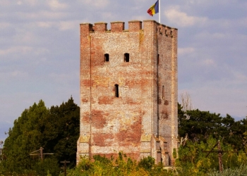 Visit Timiș recomandă vizitarea turnului medieval de apărare din Ciacova, reabilitat cu bani europeni